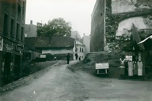 1930. godina - Pod zidom